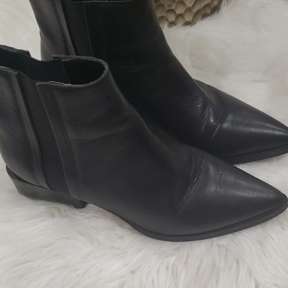 Chic Marc Fisher Black Leather Ankle Booties